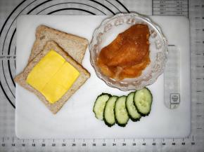 吐司片或汉堡、面包都可以。鸡胸肉切薄片加适量奥尔良粉腌制过夜，蔬菜尽量选择耐热的。