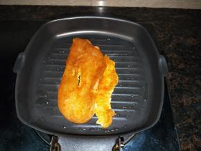 锅烧热加入少许食用油，放入鸡扒，煎熟一面再翻面。