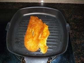 锅烧热加入少许食用油，放入鸡扒，煎熟一面再翻面。