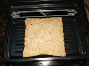 帕尼尼机或电饼档预热，放入夹馅的三明治