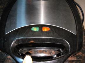 盖上盖子，三明治自然压实