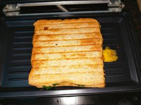 烘烤3至5分钟，表面金黄色即可