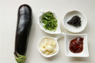 准备好食材，香菜切末，蒜剥皮洗净也切成末待用。