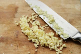 烤茄子的时候，把蒜处理一些，剁成蒜末。