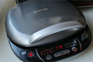 盖上电饼铛的盖子烤3分钟左右，至茄子变软即可。