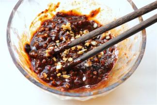 金银蒜，加入甜面酱和韩式辣酱，再加入少许白糖，1勺花生油，混合均匀成为韩式甜辣口味的酱汁。