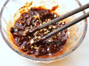 金银蒜，加入甜面酱和韩式辣酱，再加入少许白糖，1勺花生油，混合均匀成为韩式甜辣口味的酱汁。