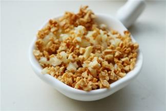 再和剩下的一半蒜末拌匀，就做成了金银蒜，混合均匀待用。