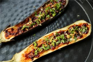 再放入苏泊尔电饼铛烤5分钟，出锅后撒上香菜末即可。香喷喷的烤茄子就做好了，好吃到飞起，给肉都不换。