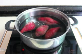 紫薯洗净放入锅里煮熟，捞出，放凉之后去皮，捣碎成紫薯泥。