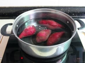 紫薯洗净放入锅里煮熟，捞出，放凉之后去皮，捣碎成紫薯泥。