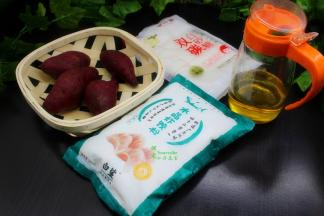 食材：水晶虾饺粉1斤、紫薯4根、白砂糖150克、玉米油10克。其中紫薯要挑选修长小个的，这样的紫薯会很香，做的水晶饼才好吃。