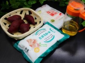 食材：水晶虾饺粉1斤、紫薯4根、白砂糖150克、玉米油10克。其中紫薯要挑选修长小个的，这样的紫薯会很香，做的水晶饼才好吃。