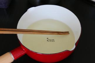 接着做水晶皮，400克的水加入白砂糖煮沸，让白砂糖溶解。沸水的比例是1斤面粉400克的水。这比例不能错，水太多软，不成型，水太少，硬邦邦，蒸布熟。