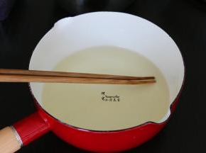 接着做水晶皮，400克的水加入白砂糖煮沸，让白砂糖溶解。沸水的比例是1斤面粉400克的水。这比例不能错，水太多软，不成型，水太少，硬邦邦，蒸布熟。