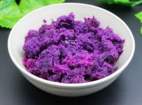 炒好的紫薯泥用一个大盘子摊开，放凉。放凉的紫薯馅才能做紫薯饼，热的馅料会裂开