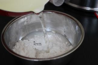 白鲨水晶饺子粉，倒入盘子，加入煮沸的糖水搅拌均匀，揉搓成光滑的面团。