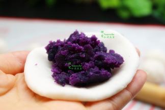 放入模具，压出自己喜欢的造型。也可以用小月饼的模具，或其他卡通的模型。