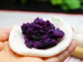 放入模具，压出自己喜欢的造型。也可以用小月饼的模具，或其他卡通的模型。