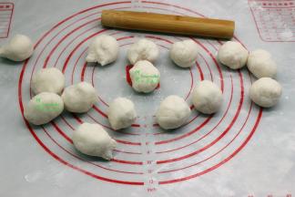 分成20克一个的小团，然后用擀面杖擀薄；水晶饼的皮就做好了。