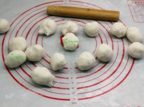 分成20克一个的小团，然后用擀面杖擀薄；水晶饼的皮就做好了。