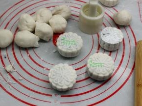 放入模具，压出自己喜欢的造型。也可以用小月饼的模具，或其他卡通的模型。