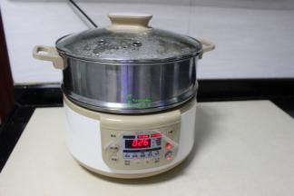 蒸锅倒入适量的清水煮沸，隔水蒸15分钟即可。说明一下，我这个蒸锅是按美味蒸是30分钟，水煮沸约3分钟，然后放入蒸锅，在调时间，所以看见上面显示26分钟。蒸15分钟即可哦。