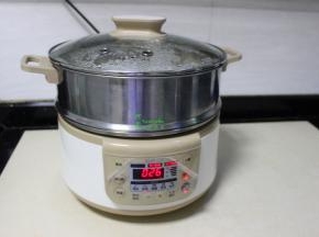 蒸锅倒入适量的清水煮沸，隔水蒸15分钟即可。说明一下，我这个蒸锅是按美味蒸是30分钟，水煮沸约3分钟，然后放入蒸锅，在调时间，所以看见上面显示26分钟。蒸15分钟即可哦。