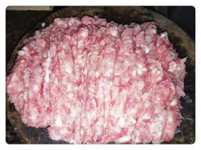 剁成肉，加入调味料