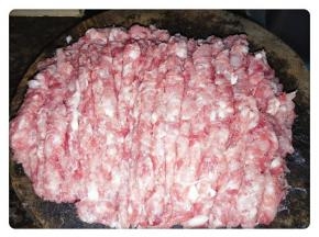 剁成肉，加入调味料