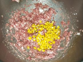 厨师机慢档搅拌5分钟，上筋后加入玉米和冬菇碎，搅拌1分钟混合均匀