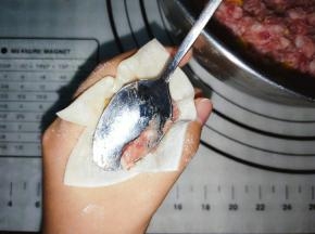 用小勺子把肉馅往虎口压下去