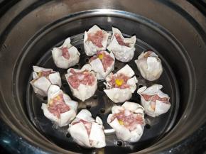 蒸架刷一层薄薄的油，码入烧麦，隔水蒸10分钟