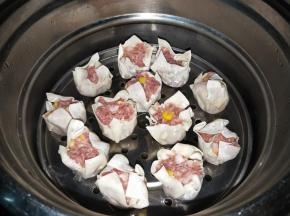 蒸架刷一层薄薄的油，码入烧麦，隔水蒸10分钟