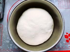 取出揉好的面团，放入不锈钢盆子里，盖上保鲜膜，放入温暖湿润处进行第一次发酵，我是放在发酵箱里发酵的，如果没有发酵箱，可以放在温水锅里发酵，发酵至两倍大即可。