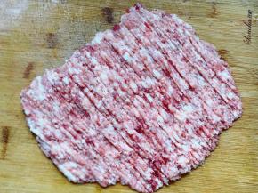 趁面团发酵的时候，来准备肉馅，先将肥瘦相间的猪肉用刀剁成肉末，剁肉需要点耐心，如果家里有绞肉机，就用绞肉机来处理。