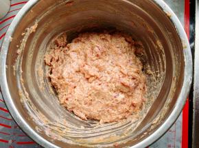 将剁好的肉末装入盆子里，先加入少许盐搅拌至粘稠，然后分次加入少量清水，用手顺着一个方向搅拌上劲，然后加入少许胡椒粉、适量盐、少许白砂糖、1汤勺蚝油和少许老抽搅匀，最后加入提前剁好的姜蓉搅拌均匀。