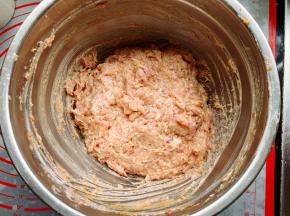 将剁好的肉末装入盆子里，先加入少许盐搅拌至粘稠，然后分次加入少量清水，用手顺着一个方向搅拌上劲，然后加入少许胡椒粉、适量盐、少许白砂糖、1汤勺蚝油和少许老抽搅匀，最后加入提前剁好的姜蓉搅拌均匀。