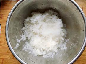 将白萝卜洗净去皮后用擦丝器擦成细丝，然后加入少许盐腌制片刻。这个擦丝器我第一次使用，觉得擦出来的丝太细了，稍微粗一点口感会更好的。