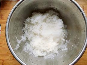 将白萝卜洗净去皮后用擦丝器擦成细丝，然后加入少许盐腌制片刻。这个擦丝器我第一次使用，觉得擦出来的丝太细了，稍微粗一点口感会更好的。
