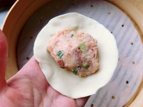 接着包入萝卜丝肉馅，尽量多包一些馅料，馅料多才好吃。