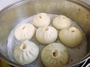 将醒发好的面胚放入冷水锅里，中大火蒸制15分钟，闷3分钟再出锅。