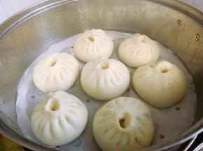 将醒发好的面胚放入冷水锅里，中大火蒸制15分钟，闷3分钟再出锅。