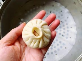 开始捏褶子，捏好后放在垫了蒸笼纸的蒸笼里。
