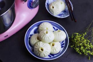 蒸好的肉包表皮光滑，白白胖胖一个，太诱人了！