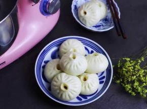 蒸好的肉包表皮光滑，白白胖胖一个，太诱人了！