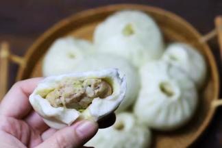 趁热赶紧吃几个吧，没吃完的包子待其冷却后装入保鲜袋里扎紧口，放入冰箱冷冻室保存，想吃的时候再拿出来加热。