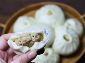 趁热赶紧吃几个吧，没吃完的包子待其冷却后装入保鲜袋里扎紧口，放入冰箱冷冻室保存，想吃的时候再拿出来加热。