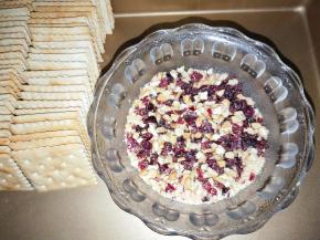 把坚果果仁打碎。苏打饼对折码好