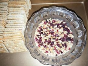 把坚果果仁打碎。苏打饼对折码好